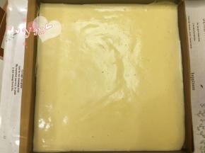 12、把蛋糕面糊倒入烤盘中，用刮刀抹平；