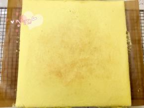 13、放入烤箱，165度烤20分钟，出炉立即提着油布移到晾网上；