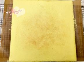 13、放入烤箱，165度烤20分钟，出炉立即提着油布移到晾网上；