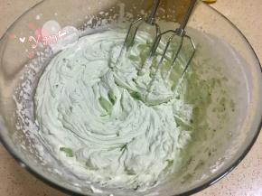 15、淡奶油+糖+抹茶粉打发至浓稠状态；