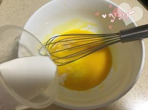 5、再加入牛奶搅匀；