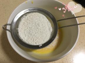 6、筛入低粉搅匀备用；