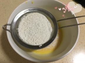 6、筛入低粉搅匀备用；