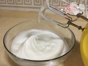 7、蛋清+糖打发至提起打蛋头有长弯钩即可；