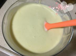 9、翻拌均匀后倒入蛋白盆里，再翻拌均匀；