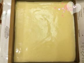 12、把白色面糊倒入烤盘中，用刮刀抹平；