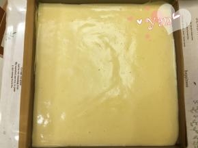 12、把白色面糊倒入烤盘中，用刮刀抹平；