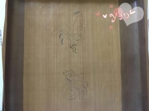 2、28*28烤盘淋湿，铺上图案纸，在图案纸上铺油布；