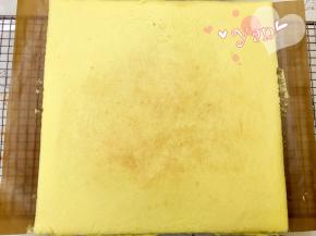 13、放入烤箱，190度烤15分钟，出炉立即提着油布移到晾网上；