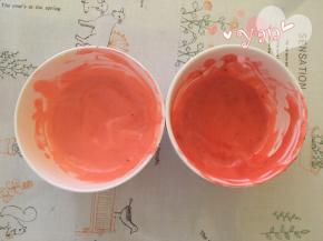 10、取两个小碗，盛出一点面糊，分别加入红色素拌匀，调成深、浅两个颜色；