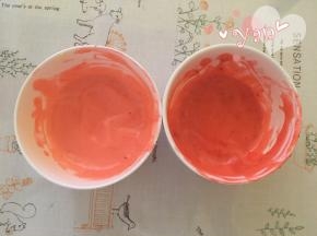 10、取两个小碗，盛出一点面糊，分别加入红色素拌匀，调成深、浅两个颜色；