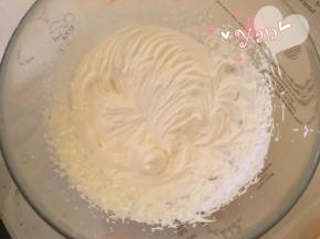 15、淡奶油+糖打发至浓稠状态；