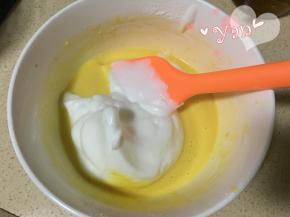 8、舀一大勺蛋白到蛋黄糊里；