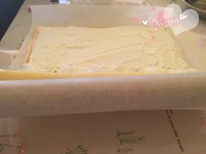 17、用擀面杖卷住油纸，顺势往上推；