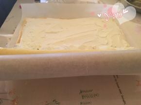 17、用擀面杖卷住油纸，顺势往上推；