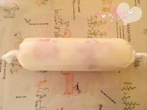 18、卷起来，两边跟拧糖一样拧起来。放入冰箱冷藏半小时后再切块食用。