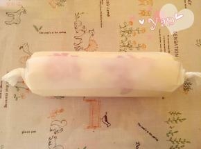 18、卷起来，两边跟拧糖一样拧起来。放入冰箱冷藏半小时后再切块食用。