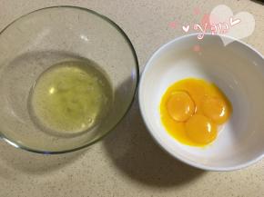 3、四个鸡蛋分离蛋黄蛋清至无油无水的盆里；