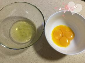 3、四个鸡蛋分离蛋黄蛋清至无油无水的盆里；