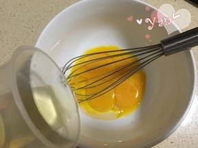 4、蛋黄+玉米油搅匀；