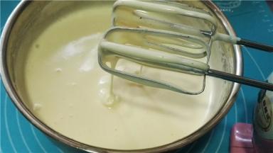 用打蛋器搅拌至细砂糖融化，用电动打蛋器打发至体积变大，颜色变白，至滴落的蛋糕糊不会立即消失。