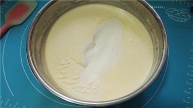 筛入低筋面粉，翻拌均匀。