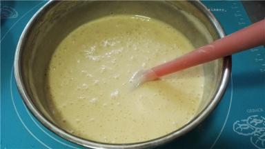 继续翻拌均匀。