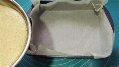 将蛋糕糊倒入铺有油纸的烤盘中。