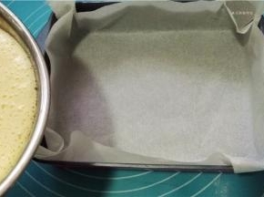 将蛋糕糊倒入铺有油纸的烤盘中。