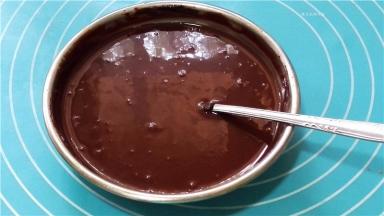 黑巧克力中加入淡奶油，隔热水融化。