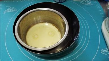 将牛奶与玉米油混合，隔热水加热。