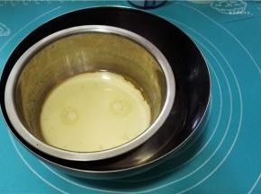 将牛奶与玉米油混合，隔热水加热。