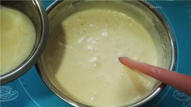 加入温热的玉米油和牛奶混合液。