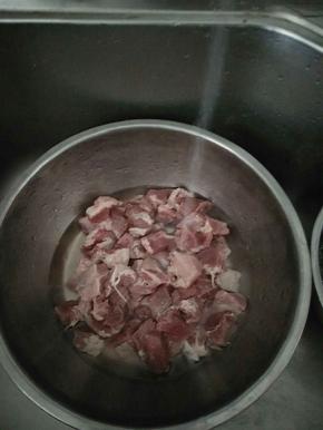 流动的水把血水冲干净