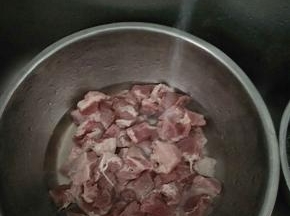 流动的水把血水冲干净