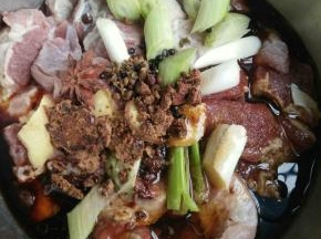 牛肉里放葱段，姜片，两颗八角，一小把花椒，红糖一把，生抽酱油两勺，老抽一点。黄酒两勺。