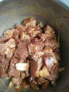 抓！对用手抓牛肉，让它入味！