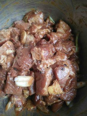 抓好以后，肉是酱的。