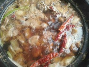 大火开锅，打去浮沫。放入干辣椒。能吃辣可以放一把辣椒，呵呵