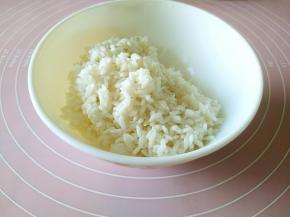 大米提前浸泡两个小时以上，我泡了一夜。