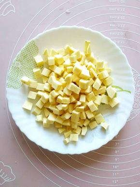 红薯去皮切成小丁。