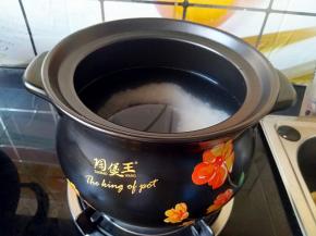 大米放入砂锅中，一次性加入足够的水。