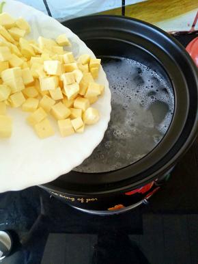 烧开之后倒入红薯丁