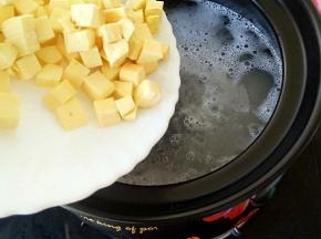 烧开之后倒入红薯丁