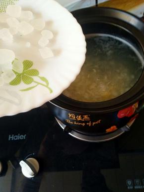 再把冰糖倒进去，转小火。