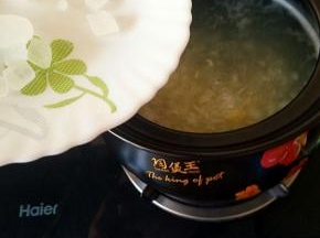 再把冰糖倒进去，转小火。