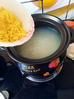 再次煮开之后把小米倒进去。