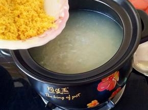 再次煮开之后把小米倒进去。