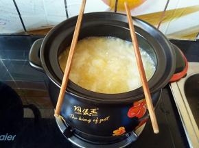 在锅上面放两只筷子，防止溢锅。保持小火煮至粘稠。关火。