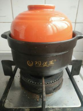 小火慢炖两个小时左右，用筷子插一下牛肉直到烂了为止，不咸放酱油盐调味。